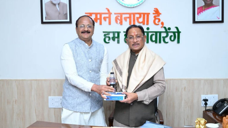 हज यात्रा संपन्न होने पर हज कमेटी अध्यक्ष ने सीएम विष्णु देव साय को भेंट किया ज़मज़म जल और खजूर