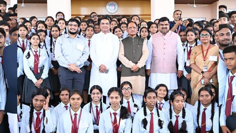 रायपुर : लोकतंत्र की पाठशाला बना विधानसभा परिसर: शकुंतला विद्यालय के विद्यार्थियों ने सदन की कार्यवाही का किया अवलोकन
