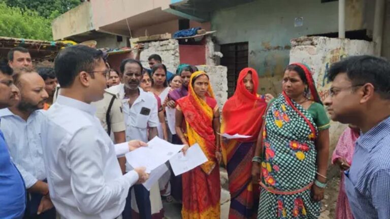 IR प्रक्रिया में बढ़ीं लोगों की मुश्किलें, कई इलाकों में घर-घर नहीं पहुंच रहे BLO