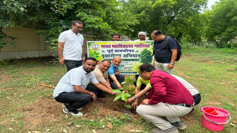 माधव महाविद्यालय की पूर्व छात्रपरिषद ने वाणिज्य अध्ययन शाला में किया वृक्षारोपण
