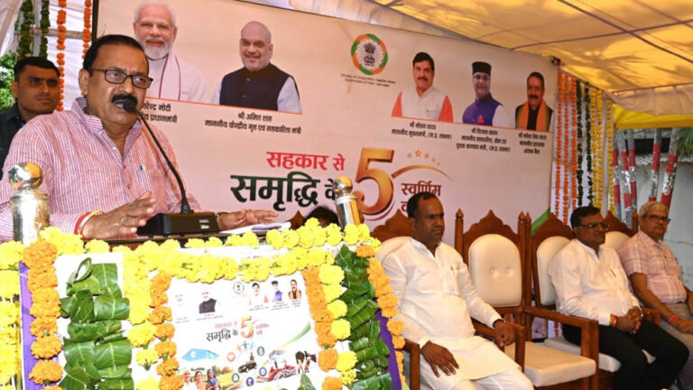 महेंद्र सिंह यादव प्रशासक अपेक्स बैंक ने सहकारिता सप्ताह का शुभारंभ किया