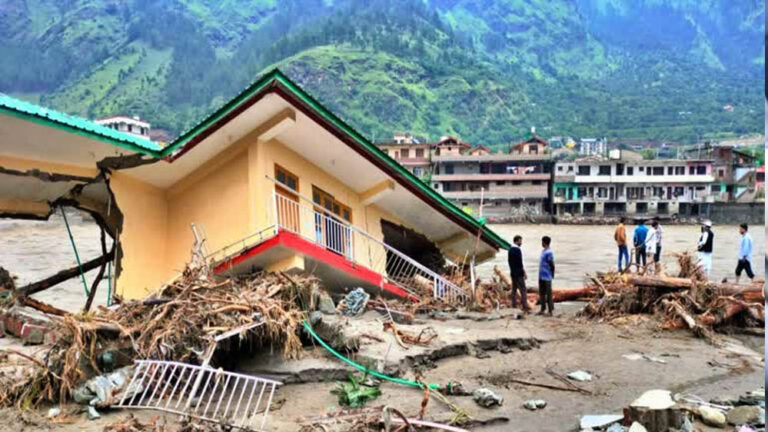 हिमाचल में मॉनसून का कहर: जिस्पा में बादल फटा, मंडी में भूस्खलन से महिला की मौत