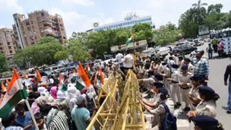 बिहार में उग्र प्रदर्शन, उपद्रवियों की पहचान बताने पर मिलेगा दस हजार इनाम