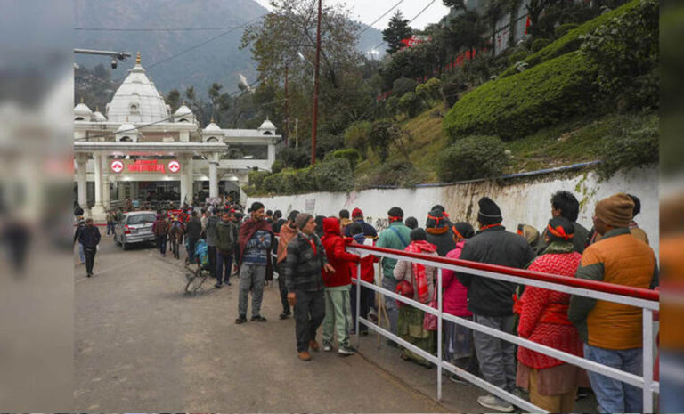 खराब मौसम के चलते माता वैष्णो देवी यात्रा पर रोक, प्रशासन ने श्रद्धालुओं के लिए जारी किया बड़ा अपडेट