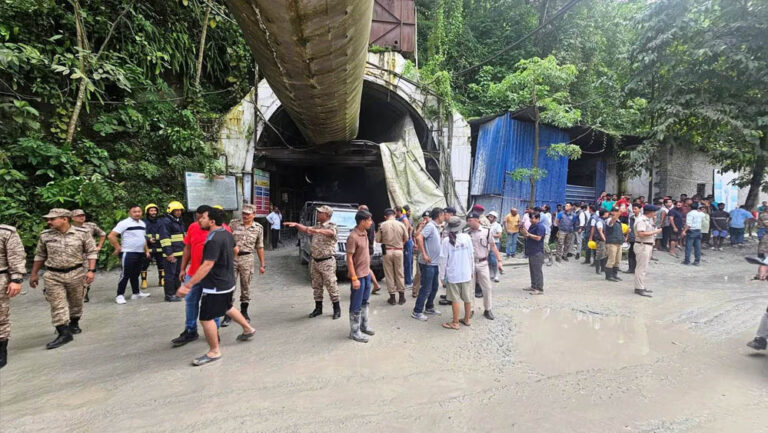 सिक्किम सुरंग हादसा: 10 मजदूरों की मौत, NDRF बोली- अंदर कितने लोग फंसे, अब भी स्पष्ट नहीं