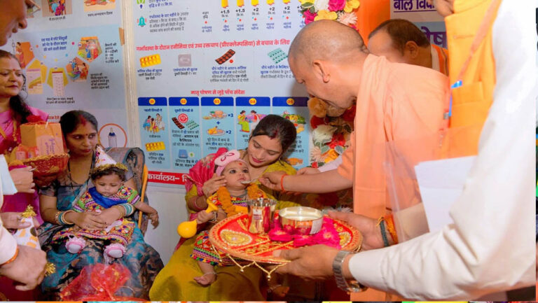 सीएम ने बच्चों का अन्नप्राशन कराया और स्टॉलों का किया अवलोकन