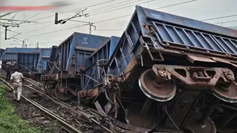 गाजियाबाद-दिल्ली रेल रूट पर बड़ा हादसा, मालगाड़ी के 6 डिब्बे पटरी से उतरे; 53 ट्रेनें प्रभावित