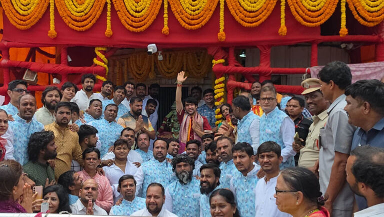 चारमीनार पहुंचे धीरेंद्र शास्त्री, भाग्यलक्ष्मी मंदिर में बोले- राम मंदिर की तर्ज पर हो निर्माण