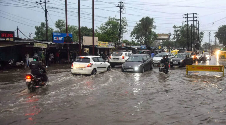 MP Weather Update: मध्य प्रदेश में फिर मेहरबान मानसून, 15 जिलों में भारी से अति भारी बारिश का अलर्ट, 4 दिन जमकर बरसेंगे बादल