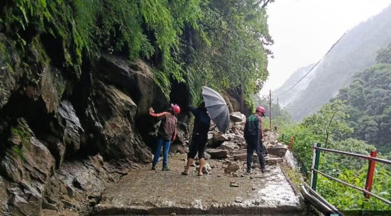 केदारनाथ यात्रा पर बारिश का ब्रेक! गोरीकुंड के पास मलबा-बोल्डर गिरने से यात्रा अगले आदेश तक स्थगित