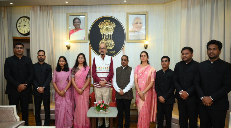 राज्यपाल से मिले प्रशिक्षु डिप्टी कलेक्टर, डेका बोले- सेवा भाव और संवेदनशीलता से निभाएं जिम्मेदारी