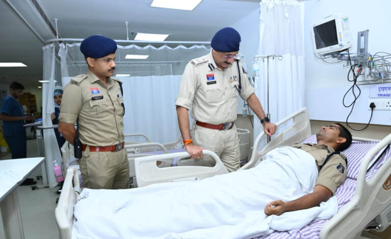 पुलिस कमिश्नर संजीव शुक्ला ने अस्पताल पहुंचकर घायल पुलिस जवानों का जाना हाल