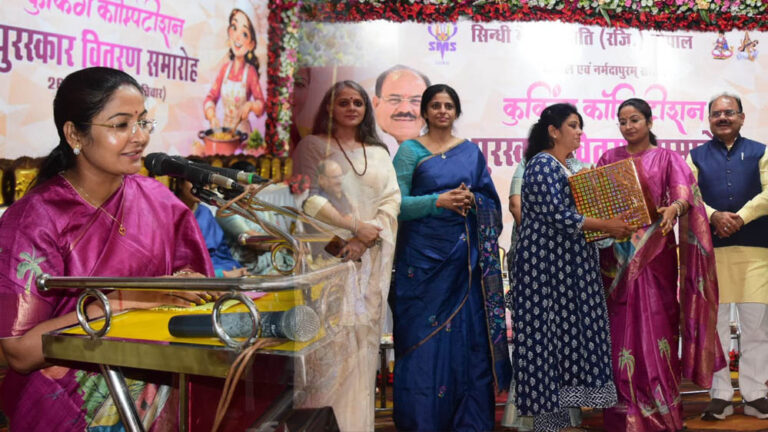 सिंधी व्यंजन प्रतियोगिता की विजेताओं को मानस भवन में बांटे गए पुरस्कार