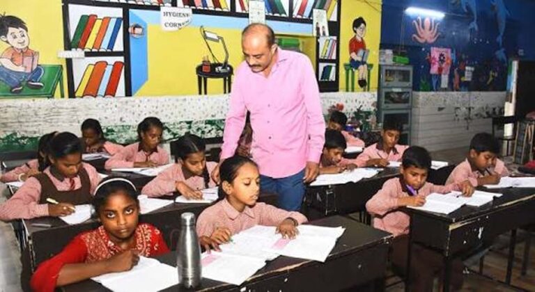 यूपी के राजकीय माध्यमिक स्कूलों में सरप्लस शिक्षकों की नई सूची आरटीई मानकों से बनेगी
