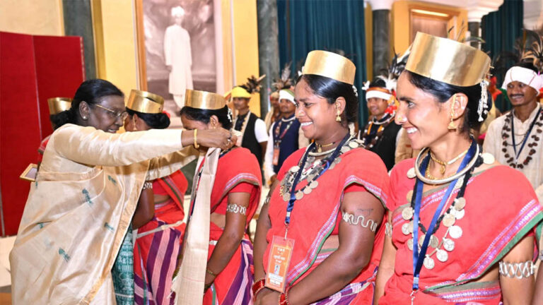 राष्ट्रपति भवन के विशेष अतिथि बने बस्तर के मांझी-चालकी : बस्तर पंडुम-2026 के विजेताओं और जनजातीय प्रतिनिधियों का हुआ विशेष सम्मान