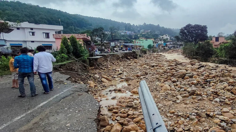 उत्तराखंड में बारिश का कहर, चेतावनी निशान पर पहुंची गंगा; बदरीनाथ हाईवे पर भूस्खलन से संकट