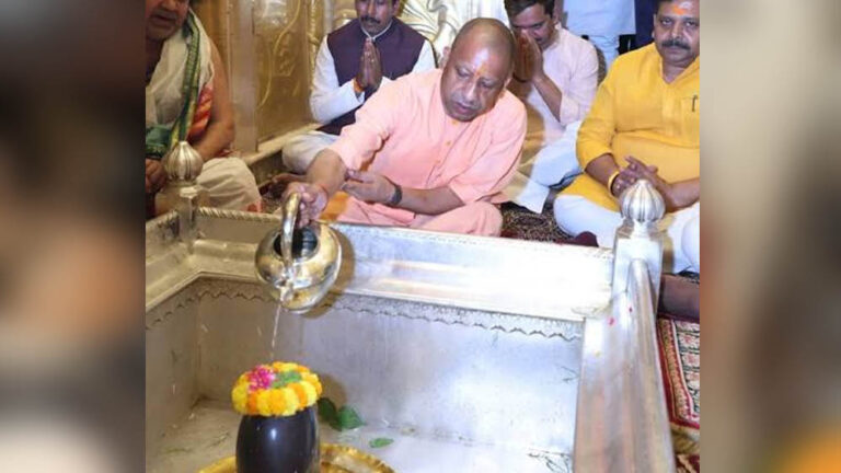 मुख्यमंत्री ने गुरु पूर्णिमा पर किया बाबा विश्वनाथ का दर्शन