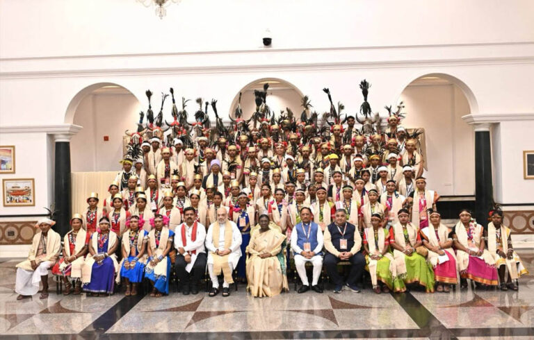राष्ट्रपति द्रौपदी मुर्मु से छत्तीसगढ़ के बस्तर पंडुम-2026 के विजेताओं, परगना मांझी और पद्म पुरस्कार विजेताओं के प्रतिनिधिमंडल ने मुलाकात की