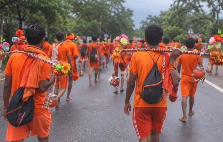 हर-हर महादेव का उद्घोष, कंधों पर आस्था लिए बढ़ चले शिवभक्त