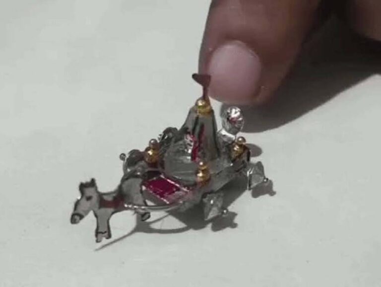 उदयपुर के डॉ. इकबाल सक्का ने बनाया 1 सेंटीमीटर का सोने-चांदी का जगन्नाथ रथ