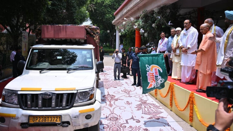 UP Mango Festival: आधा किलो का आम देख CM योगी हुए खुश, प्रदर्शनी में आकर्षण का बना केंद्र