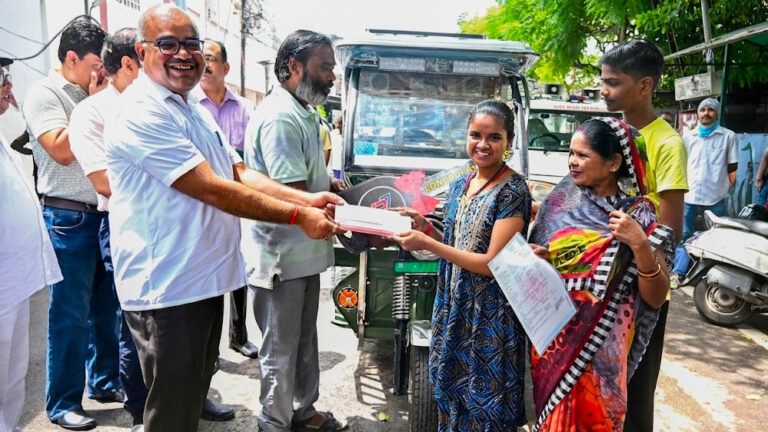 सीएम योगी के संकल्प से खुशहाल हुई ‘खुशी’ की जिंदगी, इलाज-शिक्षा के बाद अब आय का पक्का इंतजाम