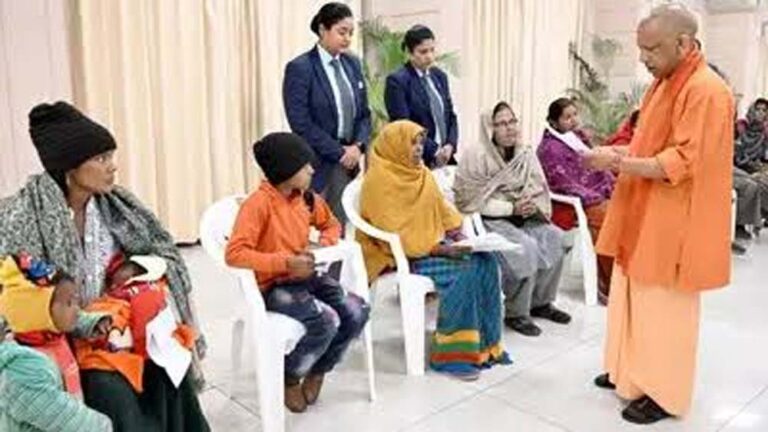 योगी के जनता दर्शन में समस्याओं की सुनवाई, अधिकारियों पर सख्ती दिखाई