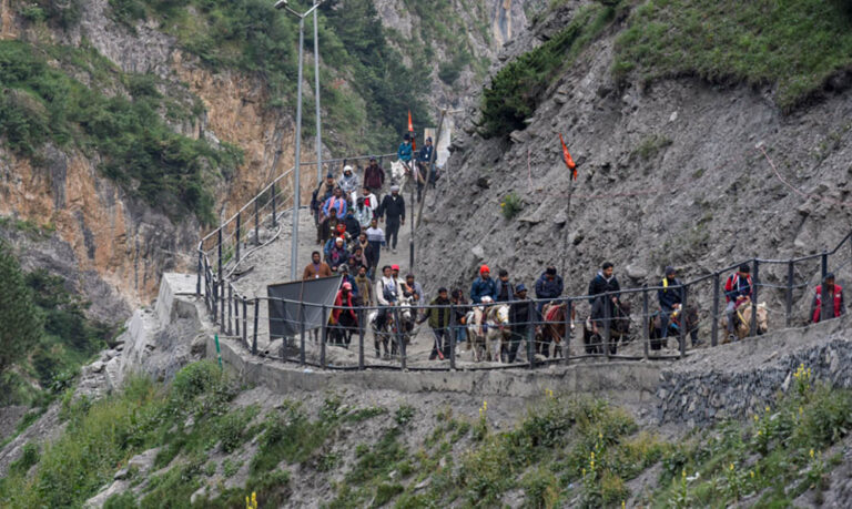 अमरनाथ यात्रा 2026: 4,812 श्रद्धालुओं का तीसरा जत्था जम्मू से रवाना, सेना के कड़े सुरक्षा घेरे में शुरू हुआ सफर