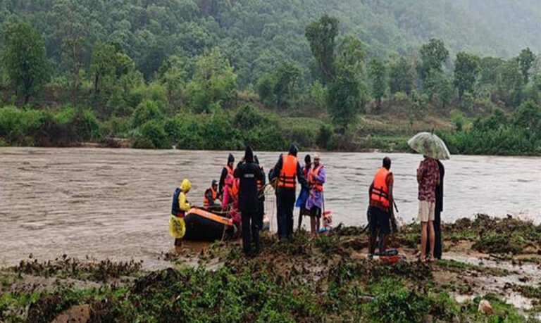 बालाघाट में बाढ़ में फंसे ग्रामीणों के लिए मध्यप्रदेश पुलिस बनी जीवनरक्षक