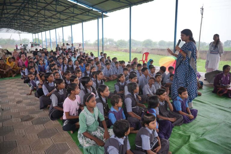 सोशल मीडिया की गुहार पर गांव पहुंची बाल चौपाल, बच्चों को मिले अधिकारों के सबक