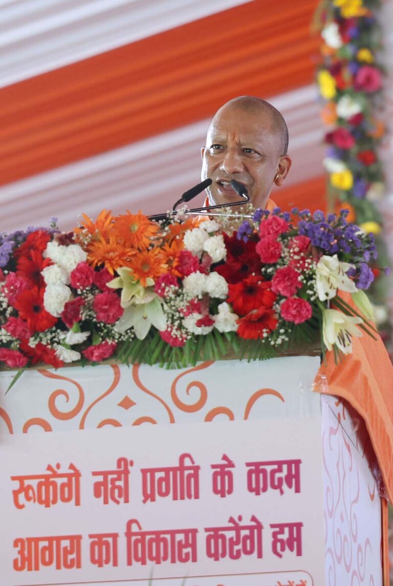 आगरा में सीएम योगी का सख्त रुख, खराब सड़कों पर एफआईआर के निर्देश
