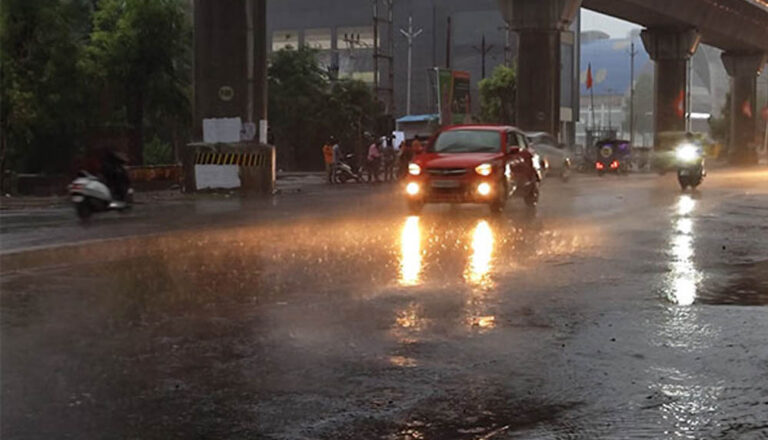 MP Weather Update: मध्य प्रदेश के 22 जिलों में भारी बारिश का अलर्ट, जानें कब तक एक्टिव रहेगा मानसून
