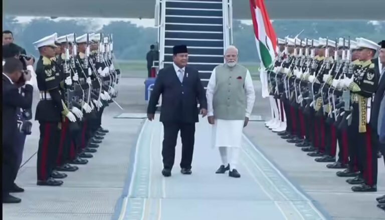 PM मोदी इंडोनेशिया पहुंचे, फाइटर जेट्स की एस्कॉर्ट के साथ हुआ भव्य स्वागत