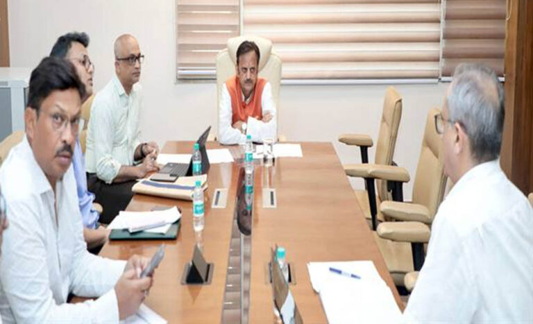 स्वास्थ्य संस्थाओं में गुणवत्तायुक्त दवाओं की समयबद्ध उपलब्धता सुनिश्चित की जाए: उप मुख्यमंत्री शुक्ल