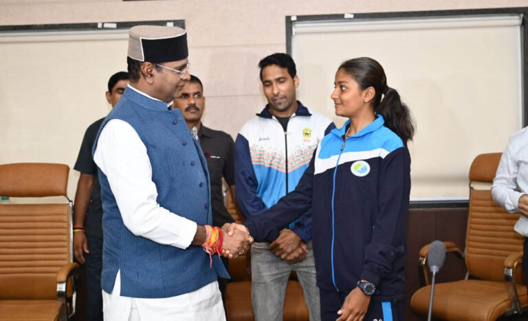 एशियन गेम्स के लिए क्वालीफाई करने वाले खिलाड़ियों से टी.टी. नगर स्टेडियम में मिले मंत्री सारंग