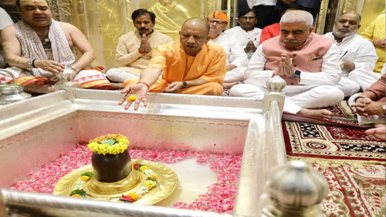 मुख्यमंत्री योगी आदित्यनाथ ने लोकमंगल की कामना के साथ काल भैरव व काशी विश्वनाथ मंदिर में किए दर्शन