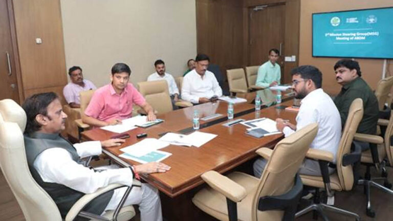 तकनीक के प्रभावी उपयोग से नागरिकों को बेहतर, त्वरित, पारदर्शी एवं गुणवत्तापूर्ण स्वास्थ्य सेवाएं उपलब्ध कराई जाएं: उप मुख्यमंत्री शुक्ल
