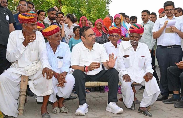 नागौर में सीएम भजनलाल का ग्रामीणों से संवाद, खेतों में किसानों संग किया काम