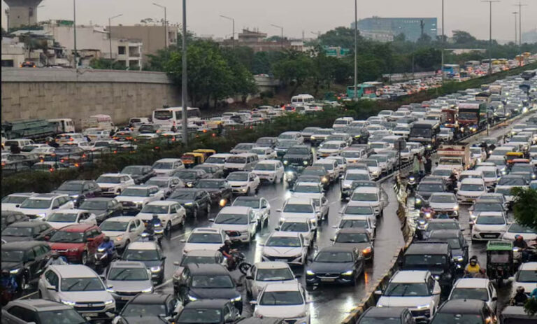 दिल्ली-NCR में बारिश से हाल बेहाल! नोएडा-गुरुग्राम की सड़कें जलमग्न, कई जगह लंबा ट्रैफिक जाम