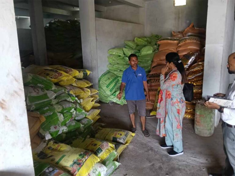 दुर्ग में अवैध खाद के गोदाम पर प्रशासन की बड़ी कार्रवाई, कृषि सामग्री जब्त