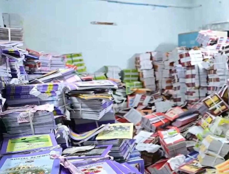 दुर्ग में सरकारी किताबें कबाड़ी को बेचने का मामला, प्रधान पाठक निलंबित