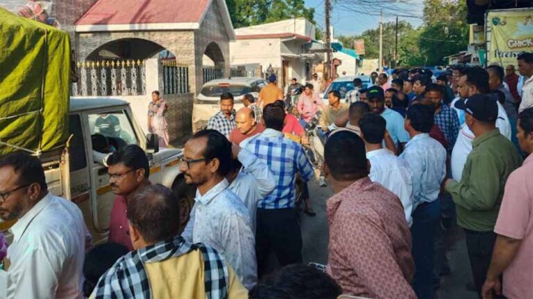 डोंगरगढ़ में फॉरेक्स ट्रेडिंग के नाम पर अरबों की ठगी, निवेशकों ने आरोपी के घर का किया घेराव