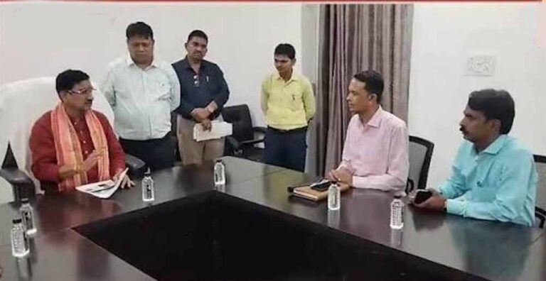 बिलासपुर में जल जीवन मिशन की सुस्ती पर भड़के केंद्रीय मंत्री तोखन साहू, बिजली कटौती पर भी अधिकारियों को लगाई फटकार