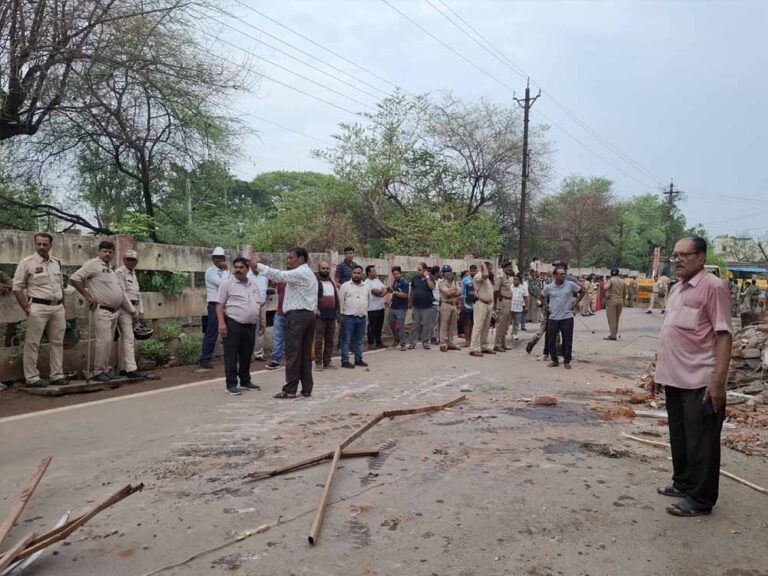 दुर्ग में रेलवे की जमीन से हटे वारिस, स्वेच्छा से प्रशासन को सौंपा मकान