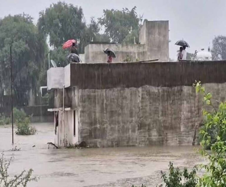 बिलासपुर में भारी बारिश से कई घर बने टापू, भूख-प्यास से जूझ रहे लोग