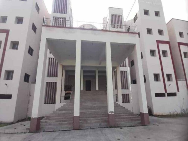 दुर्ग में 4 साल की देरी से तैयार हुई यूनिवर्सिटी बिल्डिंग, अब लोकार्पण का इंतजार
