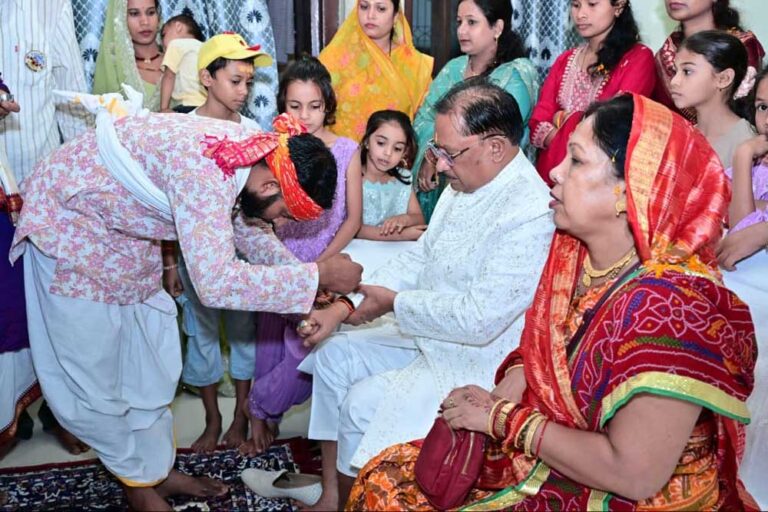 मुख्यमंत्री विष्णुदेव साय ने दोकड़ा की ऐतिहासिक रथयात्रा में निभाई गजपति महाराजा की परंपरा : भगवान जगन्नाथ का रथ खींचकर प्रदेशवासियों के सुख, समृद्धि और खुशहाली की कामना की