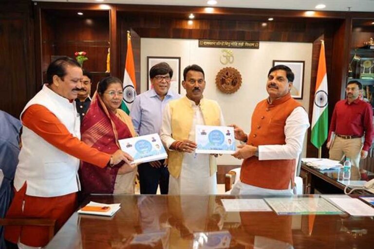 मुख्यमंत्री डॉ. यादव को जल संसाधन मंत्री सिलावट ने अभियान की उपलब्धियां पर आधारित पुस्तिका की भेंट