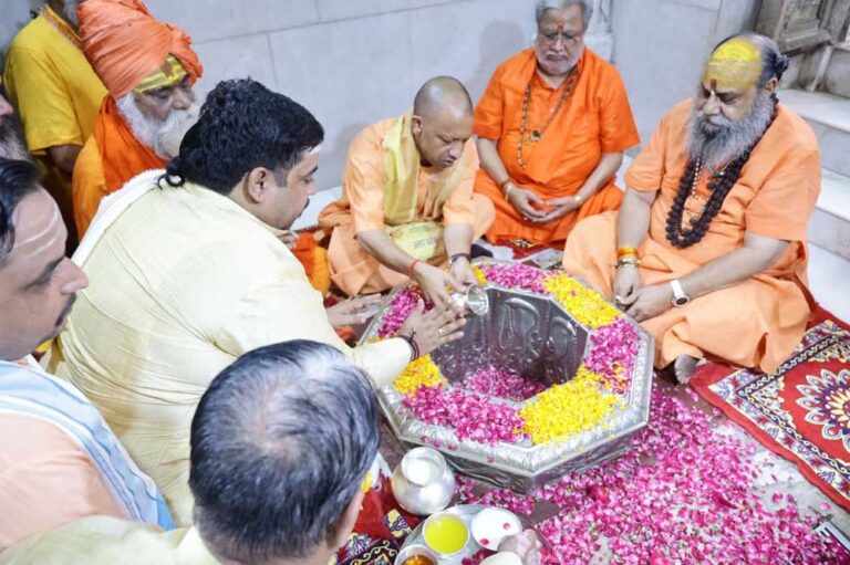 मुख्यमंत्री योगी ने श्री दूधेश्वरनाथ महादेव मठ मंदिर में किया जलाभिषेक, प्रदेश में सुख-समृद्धि एवं लोकमंगल की कामना की