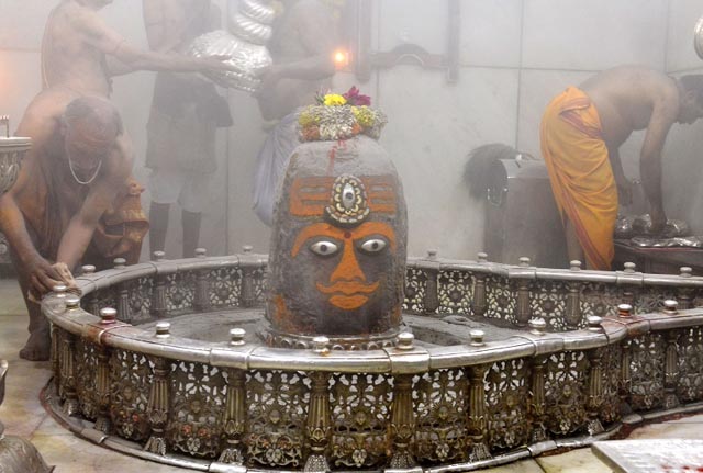 महाकाल मंदिर में नई व्यवस्था, अब दानदाता के सामने कैरेट मीटर से होगी सोने-चांदी की शुद्धता की जांच